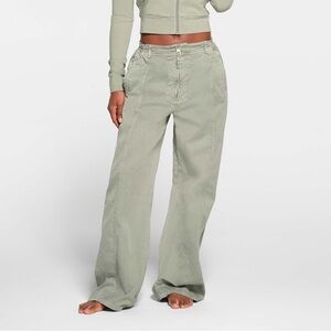 SKIMS Outdoors Woven Pant in Mineral. Size XXS.